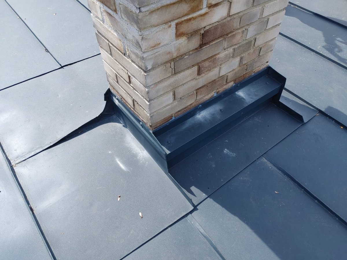 Detail oplechování komínu na plechové střeše